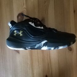 Under armour Shoes 👟  size 6Y