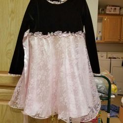 This is a size 4T youngland brand Black Velvet and pink holiday dress.