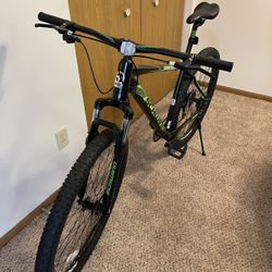 Schwinn Mountain Bike This bike fits riders 64 to 74 inch tall for Sale in Powell OH OfferUp
