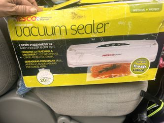 Vacuum Sealer With 6 Rolls Of Sealable Plastic 