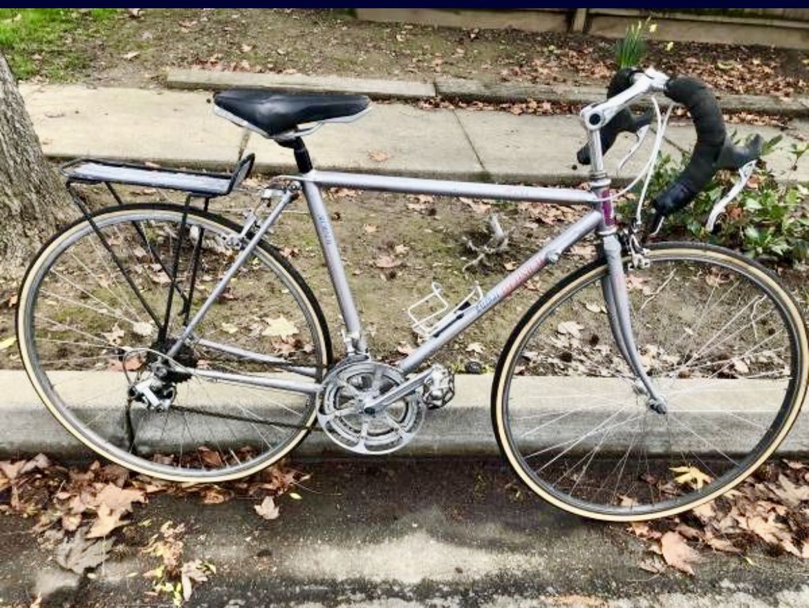 Medium Raleigh Road Bike Classic