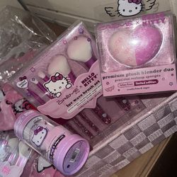 Hello Kitty Items, Sponge, Beauty Blender And Brush Set 🩷🌸