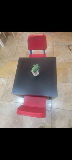 Kids table with 2 chairs