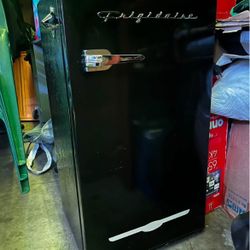 BLACK MINI FRIDGE 