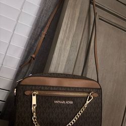 Michael kors crossbody