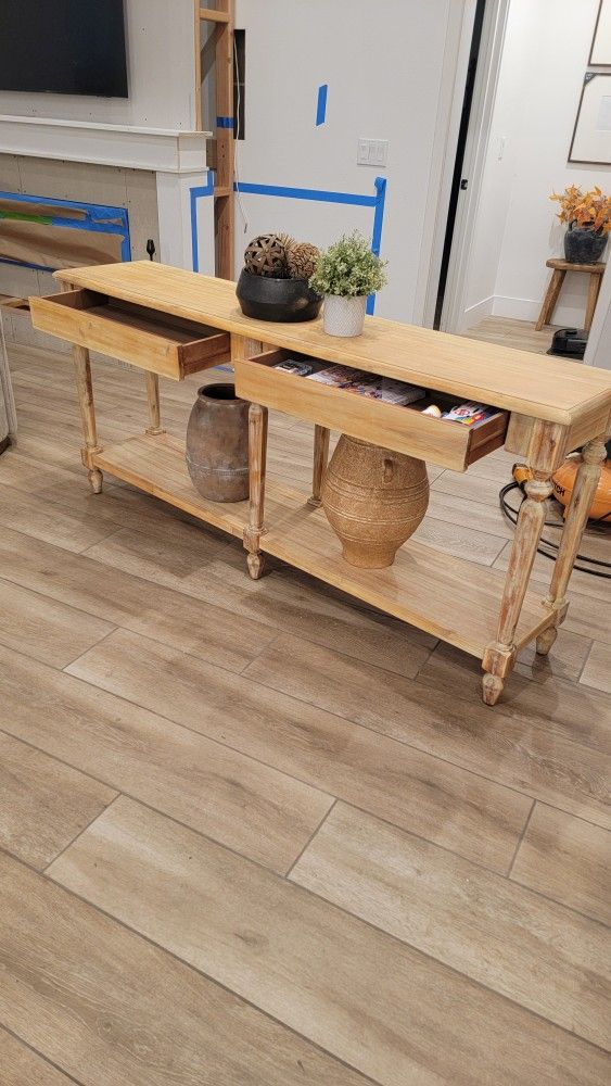 Console Table In Perfect Condition. Like New. 70x16x32