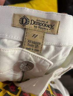 “Booty lift” white pants