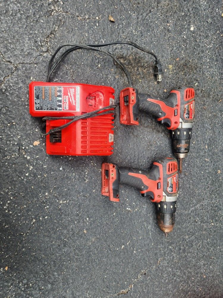 Milwaukee 2 Srewdriver And Charger