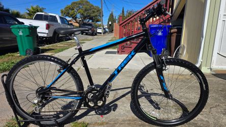 Trek Mountain Bike Medium Size Frame
Excellent Condition