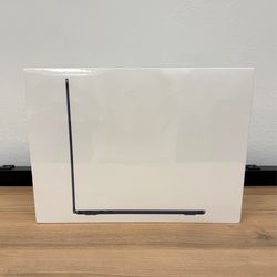 13" MacBook Air M2 8 Core*256GB SSD*16GB RAM