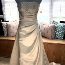 Lot of 4 Designer Wedding Gowns New With Tags Sz 4.  Perfect For A Reseller Or Specialty Store 😊