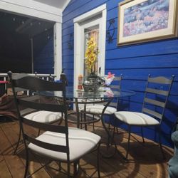 For sale beautiful 4-chair dining table for your 🏡kitchen or yard