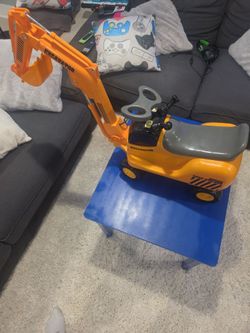 Functional toy excavator
