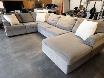 Free Delivery! Gray Sectional Couch Sofa Chaise Foot Rest Ottoman Ashley Furniture