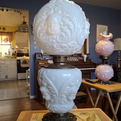 RARE  ANTIQUE  MILK GLASS  GONE WITH THE WIND TABLE LAMP  GREAT CONDITION  HUGE25 INCHES TALL 