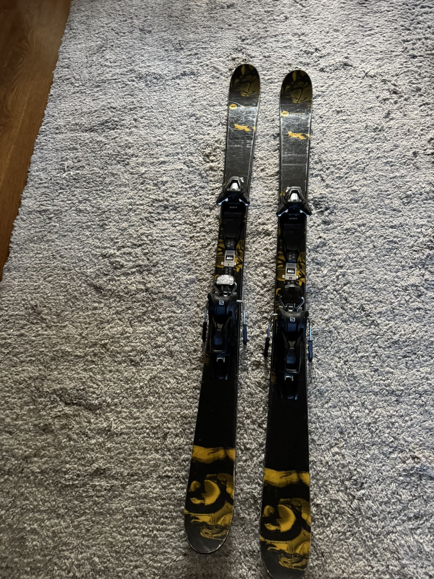 137cm Rossignol Twin Tip Skis, Salomon Bindings