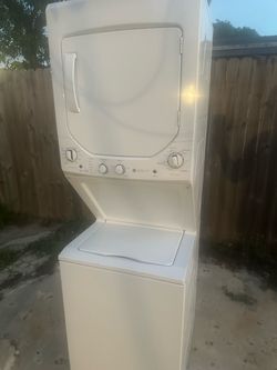 GE Stacked Washer Dryer Combo Unit 24”