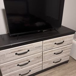 Hisense Flat Screen Smart TV (Approx. 43”) w/ Remote