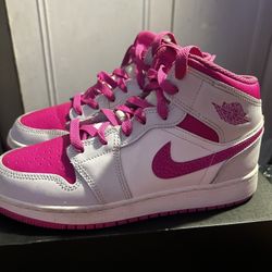 Air Jordan 1 Mids GS ‘Fire Pink’
