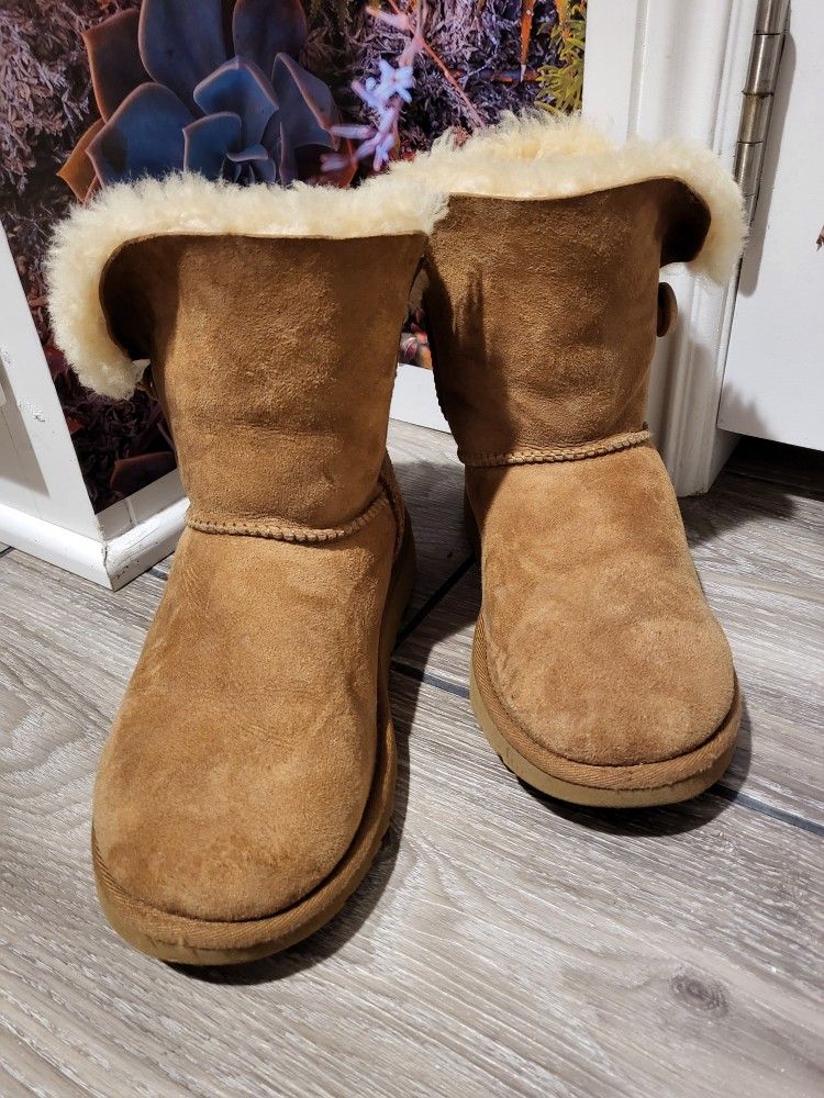 UGG Australia 5991 Genuine Lambskin Womens 5.5