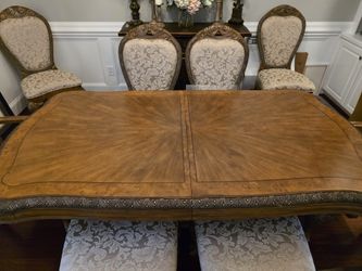 Gorgeous Dining Table, Seats Up To 8