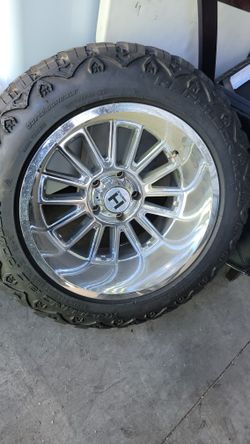 NEW 33x12.50R20 Venom Power Tire on 20โ Hostile Chrome Rim โ 5 Lug Ram