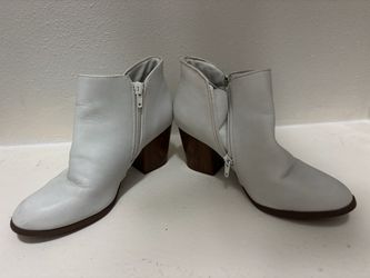 Nice ankle boots white with a little pump size 6 1/2 with the zipper on the side