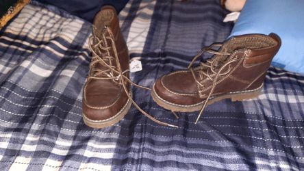 Boys size 3 boots