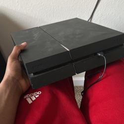 (PS4) used and Working Well