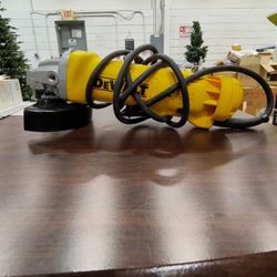 DEWALT DWE402K 4-1/2 inch Small Angle Grinder Kit