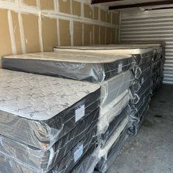 🎊QUEEN, FULL , TWIN AND KING MATTRESS STARTING AT $150 A SET BEST PRICE IN TOWN BEST PRICE ON  BRAND NEW PLUSH TOP MATTRESS🎊🎊. 