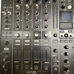 Pioneer DJM-900NXS2 mixer and 2 Pioneer CDJ-2000NXS2 players