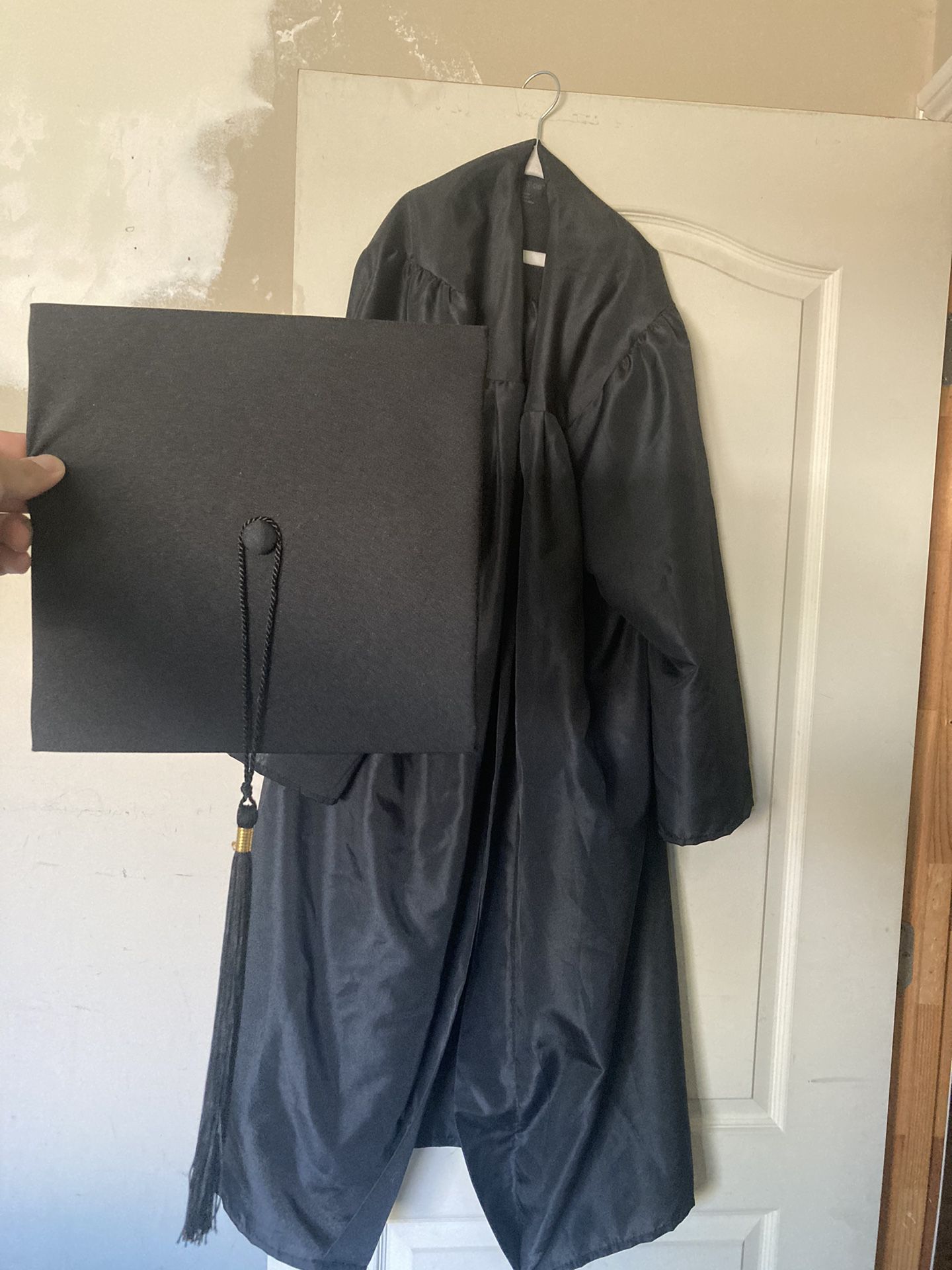 Black Graduation Cap And Gown (+ Black Tassel)