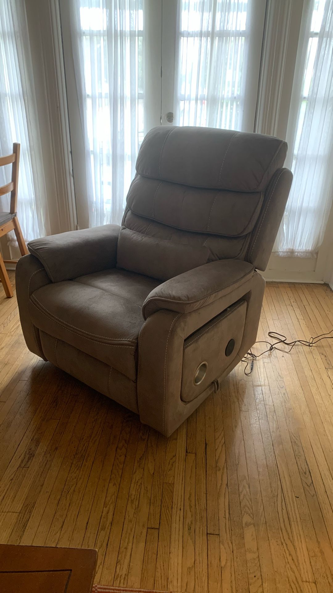 Ergonomic Electric Massaging Recliner