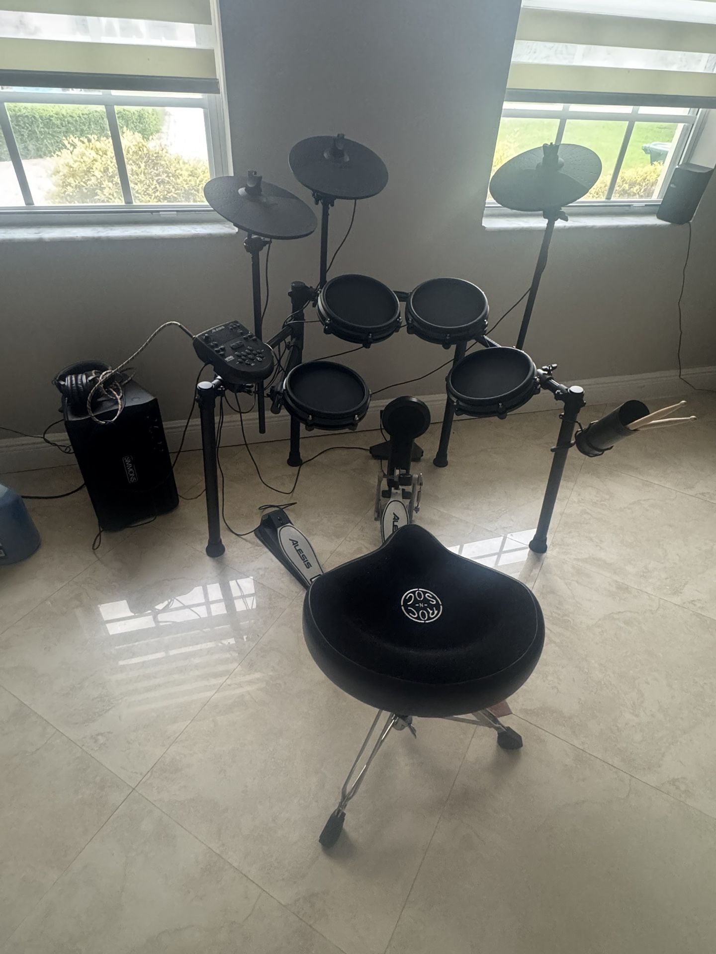 Alesis Nitro Mesh Kit - Electronic Drum Set, Headphones And Drum Monitor 