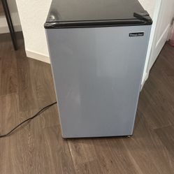 Mini fridge By Magic chef