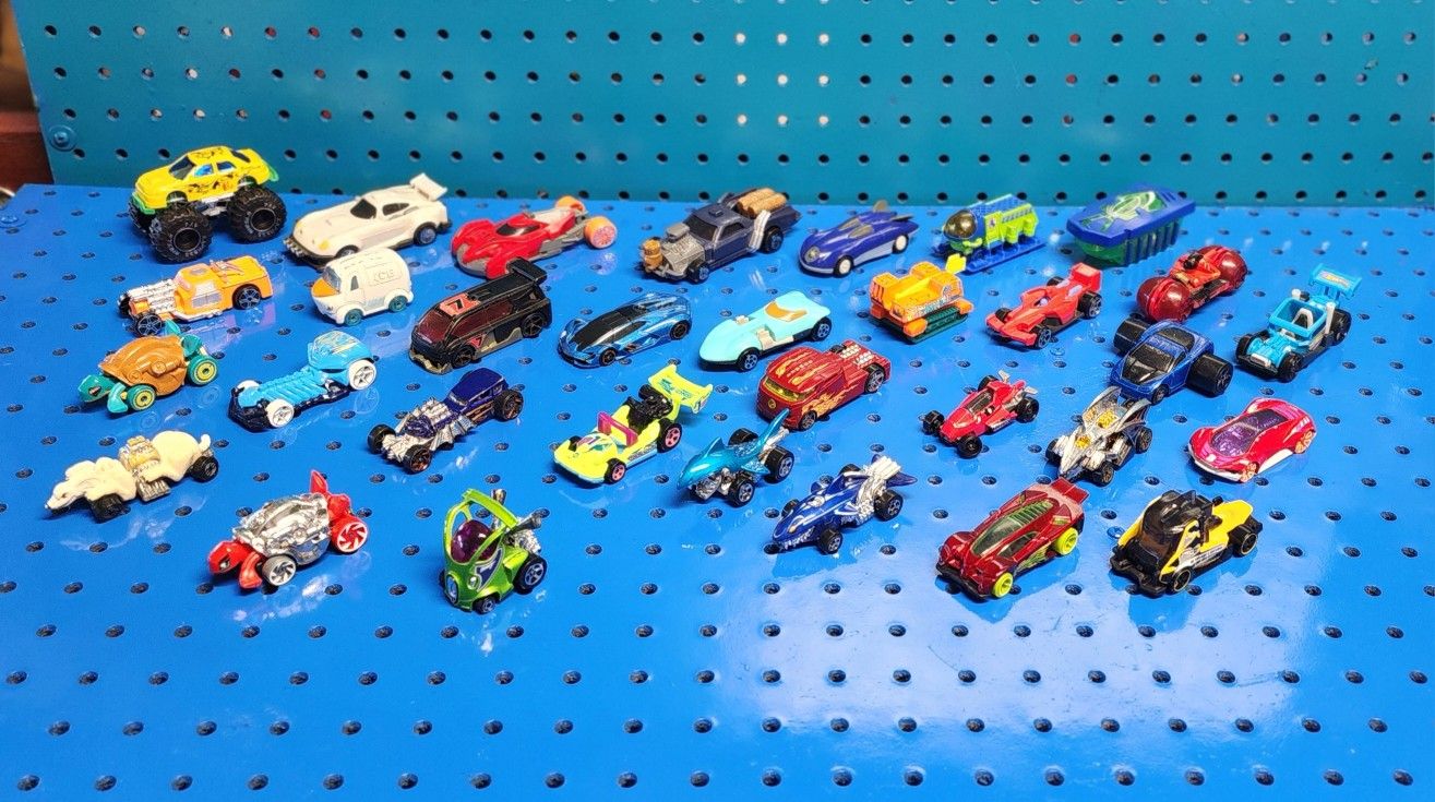Miscellaneous Die Cast Car Bundle 1:64 Scale 32 Included