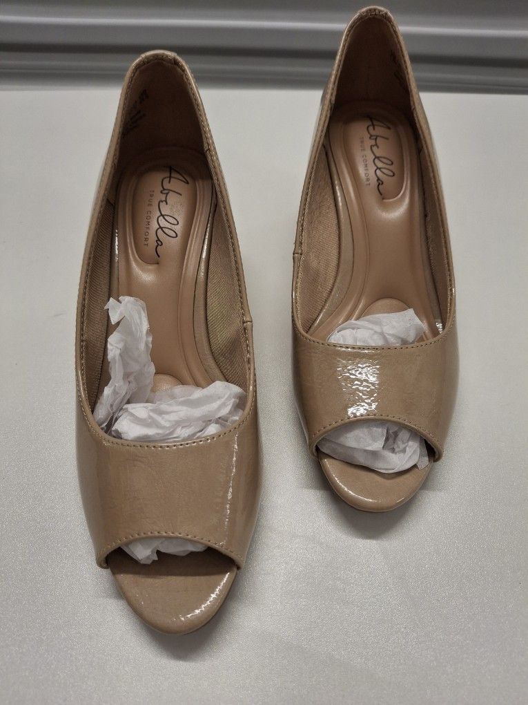 New Abella True Comfort Tan Peep-Toe Wedge Heels – Size 7.5M