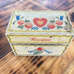 Vintage box with more than 100 recipes
