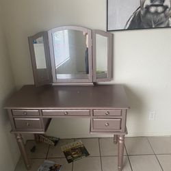 Vanity nothing’s wrong with it. Good condition need to be gone by tomorrow $80.