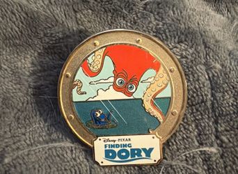 Pixar- Finding Dory- Hank & Dory Porthole Pin