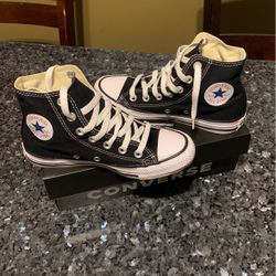 Girl’s New Converse Sz 5
