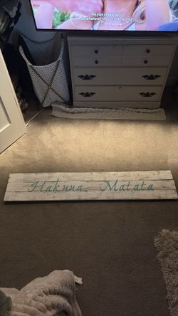 “Hakuna Matata” Wood Decor Sign