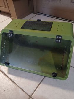 Green Plastic Small Animal Reptile Enclosure