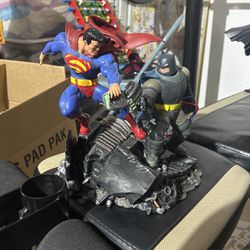 DC Collectibles Dark Knight Returns Superman Vs Batman Statue