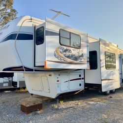 2012 Montana Fifth wheel/ Rv/ Travel Trailer 