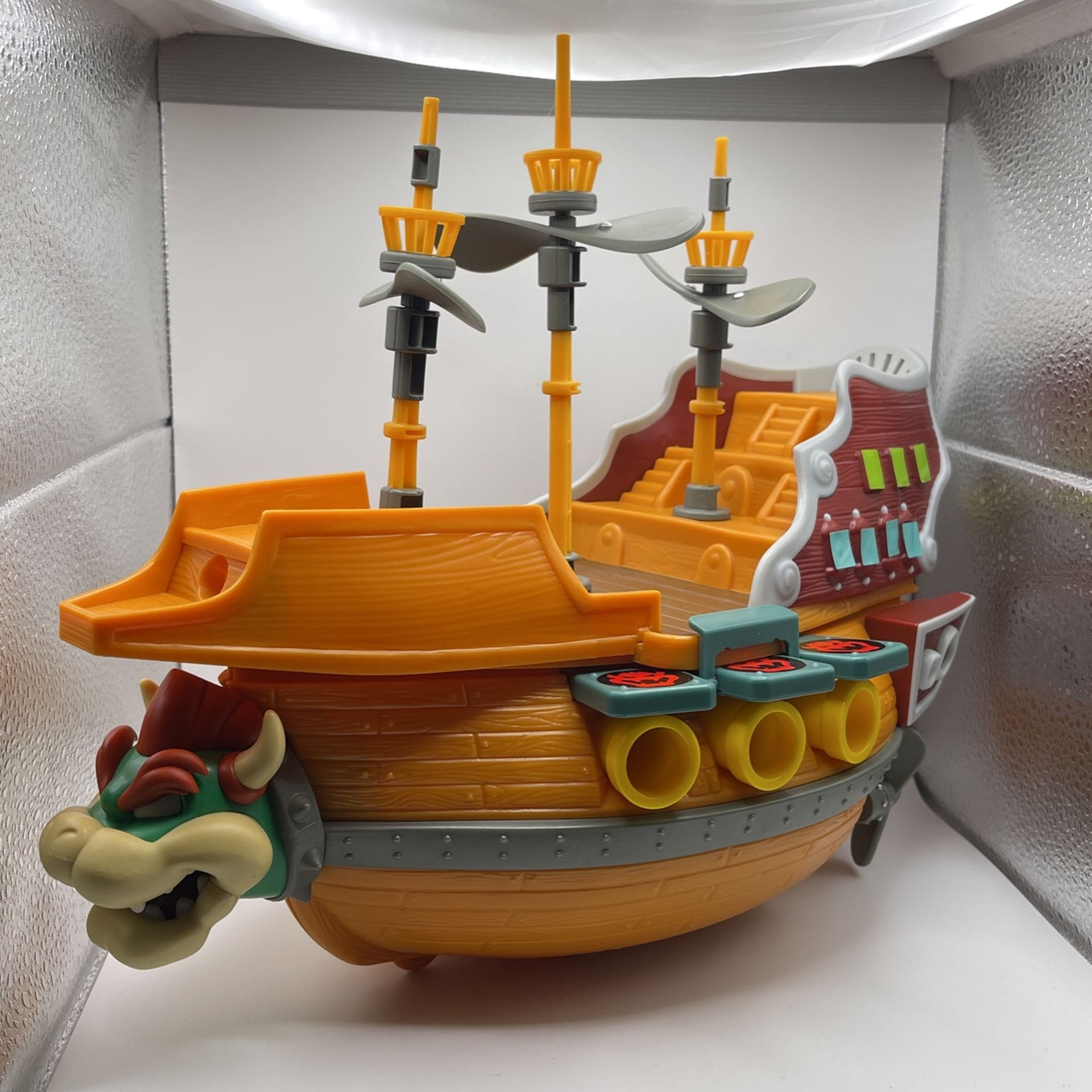 Super Mario Deluxe Bowser's Ship Playset, no figure.