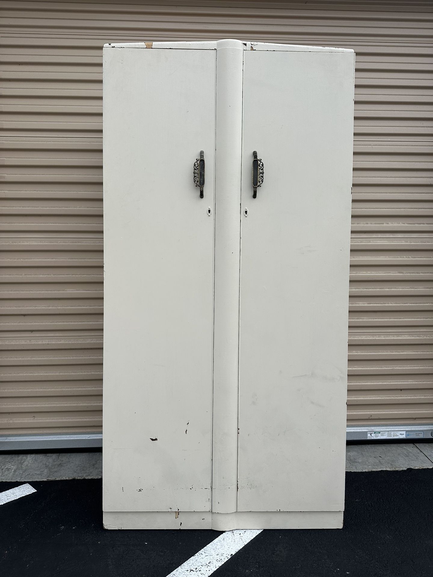 Wardrobe with hanging bar for clothes/ ropero con palo para colgar ropa