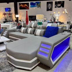 LIQUIDACION! modern sectional con speakers y LED lights