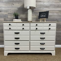 Stunning Solid Wood Dresser With 6 Drawers 